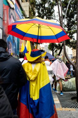 BOGOTA, COLOMBIA - 21 Nisan 2024. March, Gustavo Petro 'nun itham edilmesini istiyor. Gustavo Petro hükümetinin yasa reformlarına karşı Bogota Kolombiya 'da barışçıl protesto yürüyüşü.