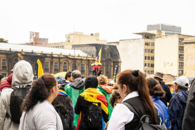 BOGOTA, COLOMBIA - 21 Nisan 2024. March, Gustavo Petro 'nun itham edilmesini istiyor. Gustavo Petro hükümetinin yasa reformlarına karşı Bogota Kolombiya 'da barışçıl protesto yürüyüşü.