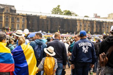 BOGOTA, COLOMBIA - 21 Nisan 2024. March, Gustavo Petro 'nun itham edilmesini istiyor. Gustavo Petro hükümetinin yasa reformlarına karşı Bogota Kolombiya 'da barışçıl protesto yürüyüşü.