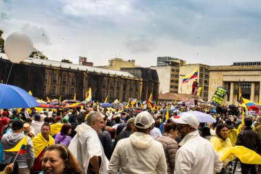 BOGOTA, COLOMBIA - 21 Nisan 2024. March, Gustavo Petro 'nun itham edilmesini istiyor. Gustavo Petro hükümetinin yasa reformlarına karşı Bogota Kolombiya 'da barışçıl protesto yürüyüşü.