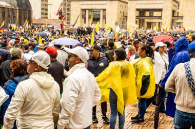 BOGOTA, COLOMBIA - 21 Nisan 2024. March, Gustavo Petro 'nun itham edilmesini istiyor. Gustavo Petro hükümetinin yasa reformlarına karşı Bogota Kolombiya 'da barışçıl protesto yürüyüşü.