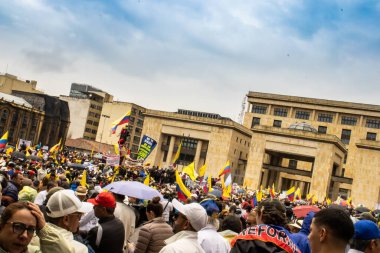 BOGOTA, COLOMBIA - 21 Nisan 2024. March, Gustavo Petro 'nun itham edilmesini istiyor. Gustavo Petro hükümetinin yasa reformlarına karşı Bogota Kolombiya 'da barışçıl protesto yürüyüşü.