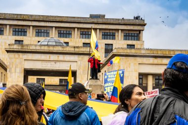 BOGOTA, COLOMBIA - 21 Nisan 2024. March, Gustavo Petro 'nun itham edilmesini istiyor. Gustavo Petro hükümetinin yasa reformlarına karşı Bogota Kolombiya 'da barışçıl protesto yürüyüşü.