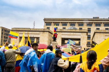 BOGOTA, COLOMBIA - 21 Nisan 2024. March, Gustavo Petro 'nun itham edilmesini istiyor. Gustavo Petro hükümetinin yasa reformlarına karşı Bogota Kolombiya 'da barışçıl protesto yürüyüşü.