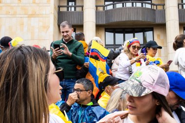 BOGOTA, COLOMBIA - 21 Nisan 2024. March, Gustavo Petro 'nun itham edilmesini istiyor. Gustavo Petro hükümetinin yasa reformlarına karşı Bogota Kolombiya 'da barışçıl protesto yürüyüşü.