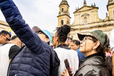 BOGOTA, COLOMBIA - 21 Nisan 2024. March, Gustavo Petro 'nun itham edilmesini istiyor. Gustavo Petro hükümetinin yasa reformlarına karşı Bogota Kolombiya 'da barışçıl protesto yürüyüşü.