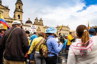 BOGOTA, COLOMBIA - 21 Nisan 2024. March, Gustavo Petro 'nun itham edilmesini istiyor. Gustavo Petro hükümetinin yasa reformlarına karşı Bogota Kolombiya 'da barışçıl protesto yürüyüşü.