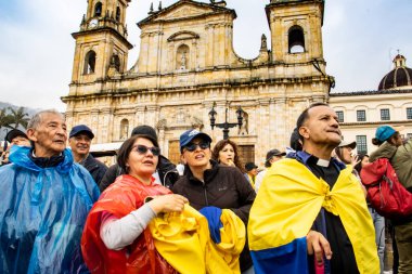 BOGOTA, COLOMBIA - 21 Nisan 2024. March, Gustavo Petro 'nun itham edilmesini istiyor. Gustavo Petro hükümetinin yasa reformlarına karşı Bogota Kolombiya 'da barışçıl protesto yürüyüşü.