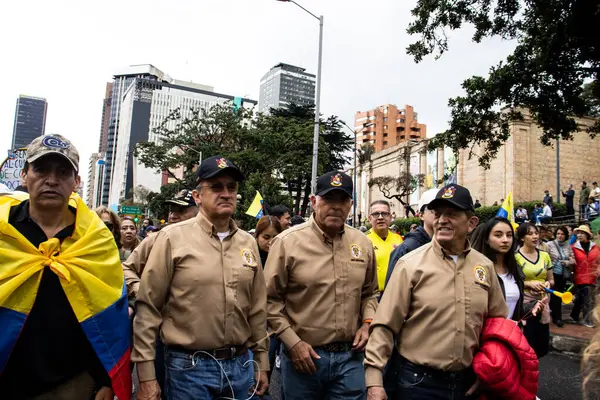 BOGOTA, COLOMBIA - 21 Nisan 2024. March, Gustavo Petro 'nun itham edilmesini istiyor. Gustavo Petro hükümetinin yasa reformlarına karşı Bogota Kolombiya 'da barışçıl protesto yürüyüşü.