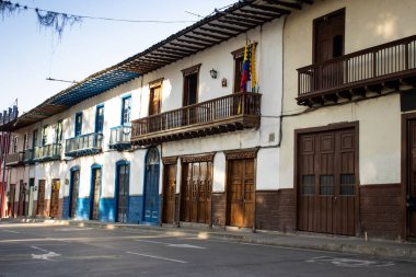 Kolombiya 'nın Caldas bölgesinde bulunan Salamina' nın tarihi şehir merkezindeki güzel sokaklar.