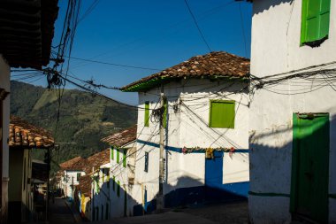 Kolombiya 'nın Caldas bölgesinde bulunan Salamina' nın tarihi şehir merkezindeki güzel sokaklar.