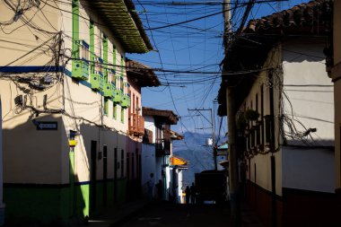 Kolombiya 'nın Caldas departmanındaki Salamina' nın tarihi şehir merkezindeki güzel sokaklar. Kabloların Karmaşası.