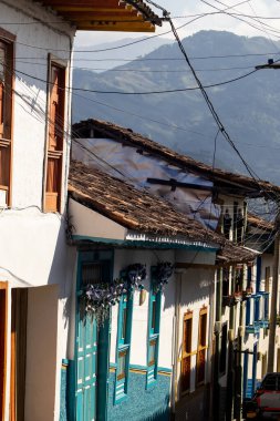 Kolombiya 'nın Caldas bölgesinde bulunan Salamina' nın tarihi şehir merkezindeki güzel sokaklar.