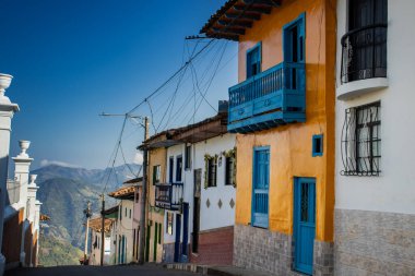 Kolombiya 'nın Caldas bölgesinde bulunan Salamina' nın tarihi şehir merkezindeki güzel sokaklar.