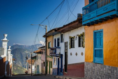 Kolombiya 'nın Caldas bölgesinde bulunan Salamina' nın tarihi şehir merkezindeki güzel sokaklar.