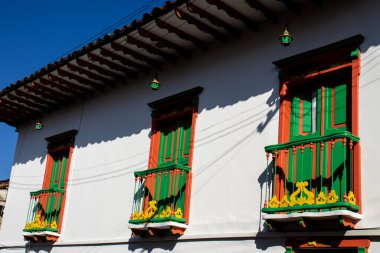 Kolombiya 'nın Caldas bölgesinde bulunan Salamina' nın tarihi şehir merkezindeki güzel sokaklar.