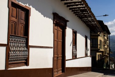 Kolombiya 'nın Caldas bölgesinde bulunan Salamina' nın tarihi şehir merkezindeki güzel sokaklar.