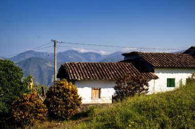 Kolombiya 'nın Caldas departmanındaki güzel miras kasabası Salamina' daki kırsal ev ve dağlar.