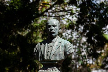 SALAMINA, COLOMBIA - 14 HAZİRAN 2024: Kolombiya 'nın Caldas departmanındaki güzel miras kasabası Salamina' nın merkez meydanında Başkan Mariano Ospina anıtı.