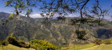 Salamina belediyesinin merkezi sıradağlarının güzel dağları Kolombiya 'nın Caldas bölgesinde yer almaktadır.