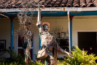 AGUADAS, COLOMBIA - 15 HAZİRAN 2024: El Putas de Aguadas adlı ünlü geleneksel karakterin heykeli