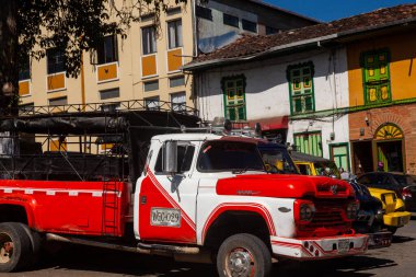 Kolombiya 'nın Caldas bölgesinde bulunan tarihi miras kasabası Aguadas' ın merkez meydanındaki renkli geleneksel araçlar..