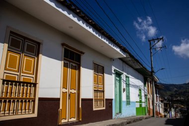 Kolombiya 'nın Caldas bölgesinde yer alan Aguadas' ın tarihi şehir merkezindeki güzel sokaklar..