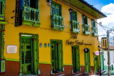 AGUADAS, COLOMBIA - 15 HAZİRAN 2024: Kolombiya 'daki Caldas Bölümü' nde yer alan Aguadas 'ın tarihi şehir merkezindeki güzel sokaklar.