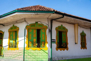 Kolombiya 'nın Caldas bölgesinde yer alan Aguadas' ın tarihi şehir merkezindeki güzel sokaklar..