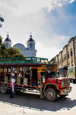 AGUADAS, COLOMBIA - 15 HAZİRAN 2024: Kolombiya 'nın Caldas bölgesinde yer alan tarihi miras kasabası Aguadas' ta Chiva adı verilen geleneksel renkli kırsal otobüs.