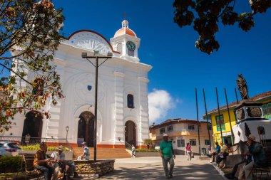 AGUADAS, COLOMBIA - 15 Ocak 2024: Merkezi Meydan ve Kolombiya 'nın tarihi Aguadas kentinin tarihi şehir merkezindeki Kusursuz Gebelik Tapınağı.