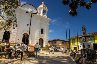 AGUADAS, COLOMBIA - 15 Ocak 2024: Merkezi Meydan ve Kolombiya 'nın tarihi Aguadas kentinin tarihi şehir merkezindeki Kusursuz Gebelik Tapınağı.