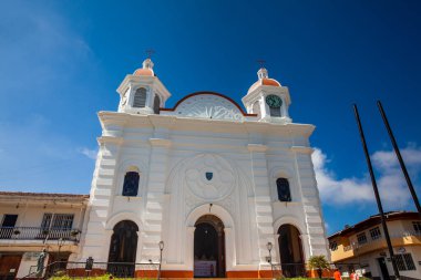 AGUADAS, COLOMBIA - 15 Ocak 2024: Merkezi Meydan ve Kolombiya 'nın tarihi Aguadas kentinin tarihi şehir merkezindeki Kusursuz Gebelik Tapınağı.