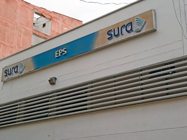 CALI, COLOMBIA - Haziran 02, 2024: Kapalı bir SURA EPS sağlık merkezi cephesi. Kapatılan EPS kavramı.