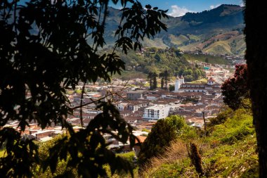 Kolombiya 'nın Caldas bölgesinde yer alan güzel miras kasabası Aguadas' ın kentsel alanının Monserrate tepesinden manzara.