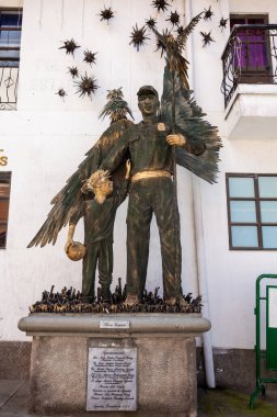 AGUADAS, COLOMBIA - 15 HAZİRAN 2024: Kolombiya 'nın Aguadas kentinin tarihi şehir merkezindeki Aguadas' da Koruyucu Polis Anıtı.