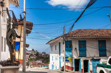 AGUADAS, COLOMBIA - 15 HAZİRAN 2024: Kolombiya 'nın Aguadas kentinin tarihi şehir merkezindeki Aguadas' da Koruyucu Polis Anıtı.