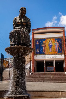 AGUADAS, COLOMBIA - 15 Ocak 2024: Kolombiya 'nın Aguadas kentinin tarihi şehir merkezindeki geleneksel Aguadas Şapka Weaver Anıtı.