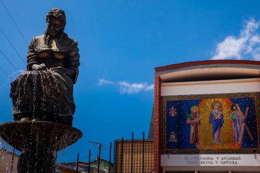 AGUADAS, COLOMBIA - 15 Ocak 2024: Kolombiya 'nın Aguadas kentinin tarihi şehir merkezindeki geleneksel Aguadas Şapka Weaver Anıtı.