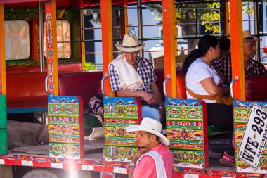 AGUADAS, COLOMBIA - 15 Ocak 2024: Geleneksel Kolombiya renkli kırsal otobüs, Chiva, Kolombiya 'nın Aguadas kentinin merkez meydanına park edildi.
