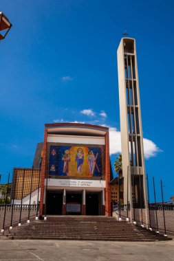 AGUADAS, COLOMBIA - 15 HAZİRAN 2024: Kolombiya 'daki Caldas Bölgesi' nde bulunan miras kasabası Aguadas 'taki Chiquinquira' nın Azizesi Kilisesi.