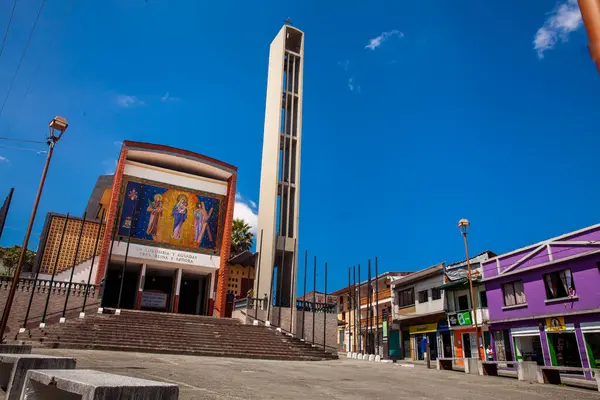 AGUADAS, COLOMBIA - 15 HAZİRAN 2024: Kolombiya 'daki Caldas Bölgesi' nde bulunan miras kasabası Aguadas 'taki Chiquinquira' nın Azizesi Kilisesi.