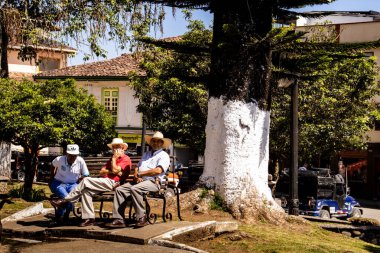 AGUADAS, COLOMBIA - 15 HAZİRAN 2024: Kolombiya 'daki Caldas departmanında yer alan Aguadas' ın merkez meydanındaki yerel kıdemli kişiler.