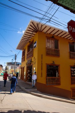 AGUADAS, COLOMBIA - 15 HAZİRAN 2024: Kolombiya 'nın Caldas bölgesinde yer alan Aguadas' ın güzel sokakları.