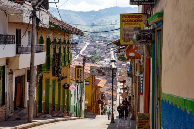 AGUADAS, COLOMBIA - 15 HAZİRAN 2024: Kolombiya 'nın Caldas bölgesinde yer alan Aguadas' ın güzel sokakları.