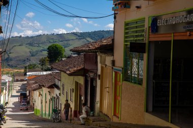 AGUADAS, COLOMBIA - 15 HAZİRAN 2024: Kolombiya 'nın Caldas bölgesinde yer alan Aguadas' ın güzel sokakları.