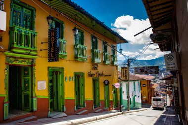 AGUADAS, COLOMBIA - 15 HAZİRAN 2024: Kolombiya 'nın Caldas bölgesinde yer alan Aguadas' ın güzel sokakları.