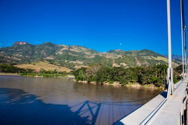 Cauca Köprüsü 'nden Cauca Nehri manzarası Kolombiya' nın Caldas şehrindeki Aguadas Belediyesi 'nde La Pintada' da yer almaktadır.