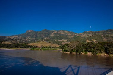 Cauca Köprüsü 'nden Cauca Nehri manzarası Kolombiya' nın Caldas şehrindeki Aguadas Belediyesi 'nde La Pintada' da yer almaktadır.