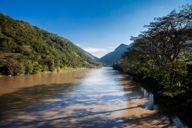 Cauca Köprüsü 'nden Cauca Nehri manzarası Kolombiya' nın Caldas şehrindeki Aguadas Belediyesi 'nde La Pintada' da yer almaktadır.